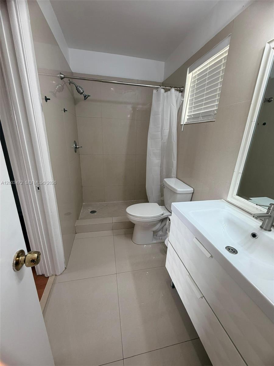 BISCAYNE LAKE GDN BLDG J - Residential Lease