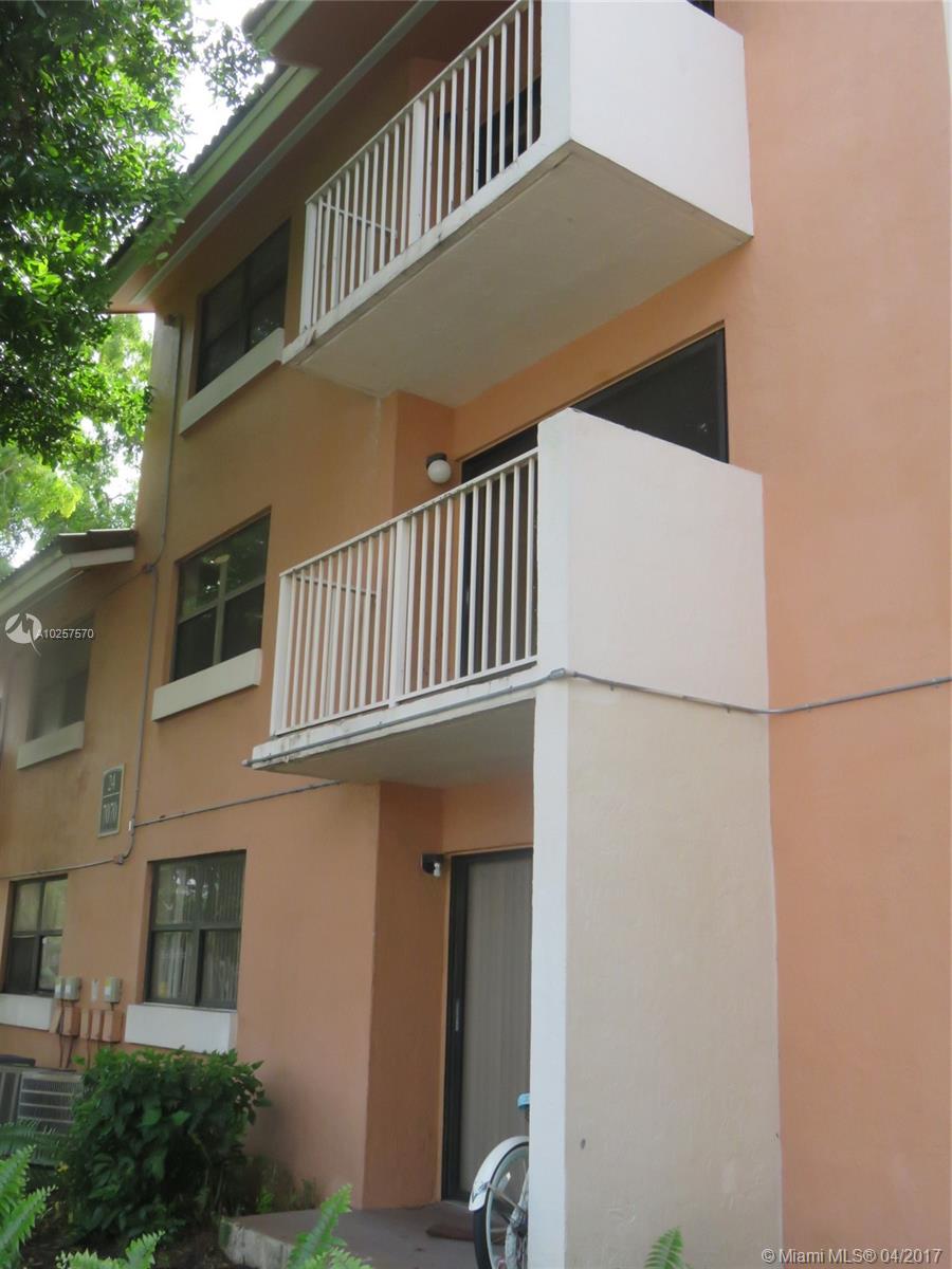 TOTALLY RENOVATED 1 BEDROOM 1 BATH APT IN THE GATED COMUUNITY OF VILLA BELLINI. OPEN KITCHEN WITH NEW S/S APPLIANCES & WASHER & DRYER INSIDE THE UNIT. CERAMIC TILES THROUGHOUT & CENTRALLY LOCATED. 1 ASSIGNED PARKING SPACE. THE COMMUNITY OFFERS SEVERAL AMMENITIES AND RECREATIONAL AREAS.