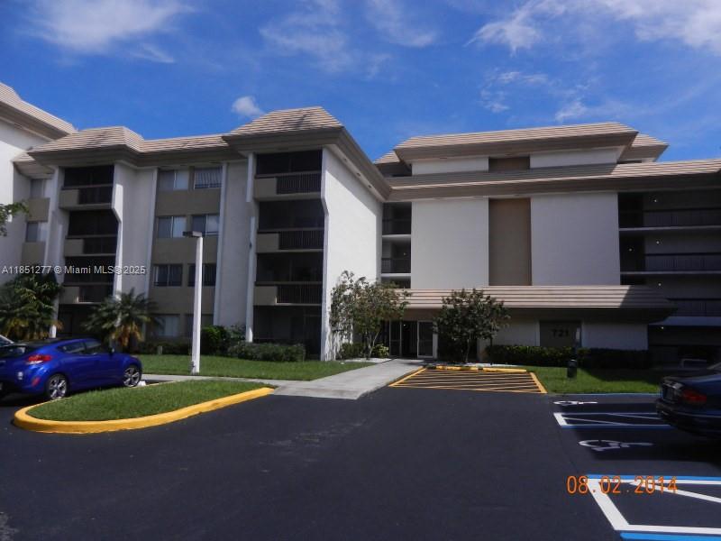 1 bed/1.5 bath condo with dark wood laminate flooring, walk-in closet, neutral paint and stainless-steel appliances. The building has an elevator with trash chute and laundry facility on the same floor as unit. The complex has a swimming pool, exercise room, tennis, and clubhouse. Great midtown Plantation location and within minutes to nearby shopping, Broward Mall, Central Park and more!