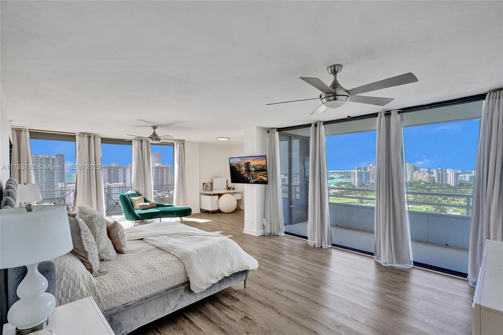 20355 Ne 34th Ct 2725, Aventura, Miami-Dade County, Florida - 5 Bedrooms  
4 Bathrooms - 