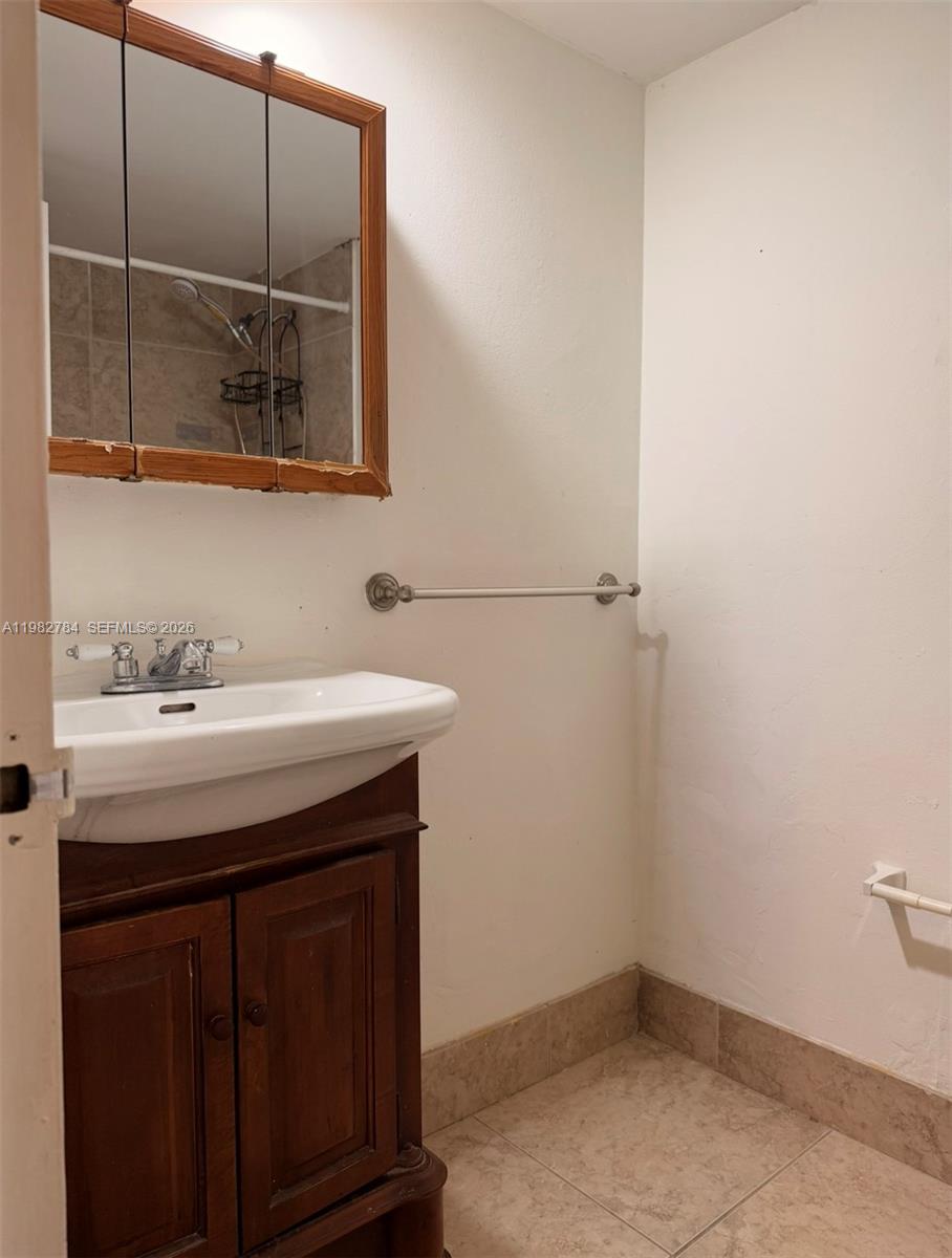 BAYVIEW PALMS CONDO - Residential Lease