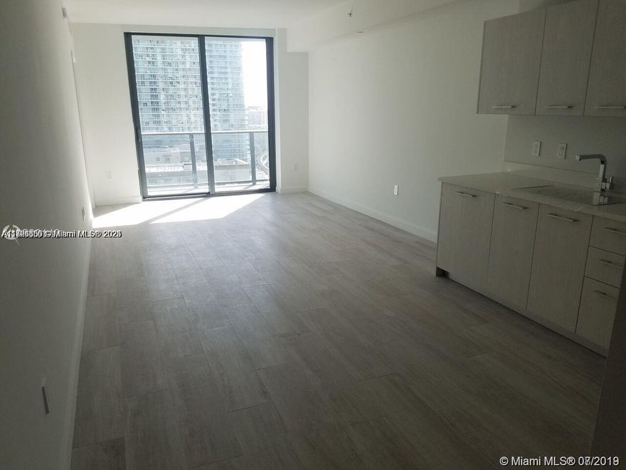 Beautiful 1 bed 2 bath plus den, great city views over Mary Brickell Village!! 5 stars amenities include, equinox, spa, rooftop pool, party room, green room, kids room, concierge, and much more, excellent location just steps from Brickell city center!! Best price in the building!!