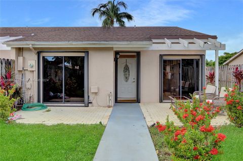 5045 E Lakes Dr Deerfield Beach FL 33064