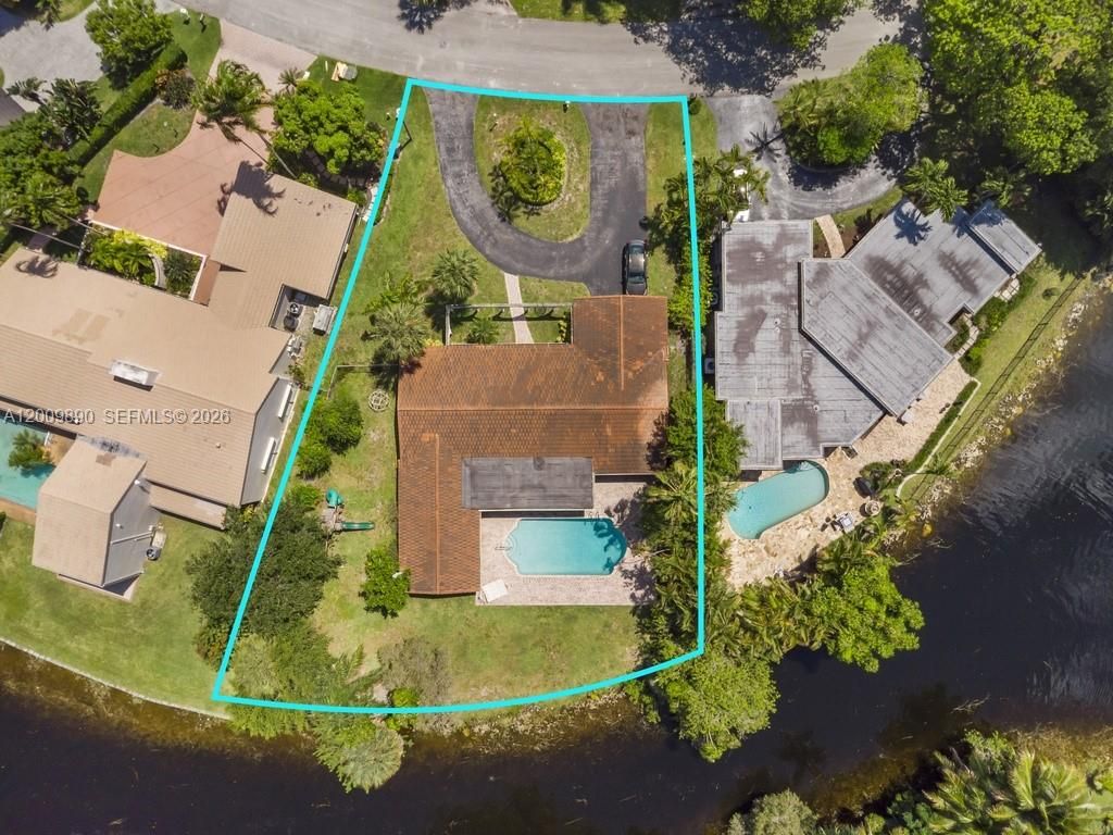 Photo of 620 Lake Dasha Cir, Plantation, FL 33324 (MLS # A12009890)