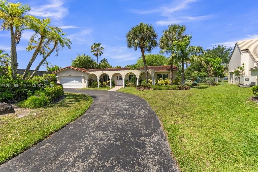 Photo of 620 Lake Dasha Cir, Plantation, FL 33324 (MLS # A12009890)