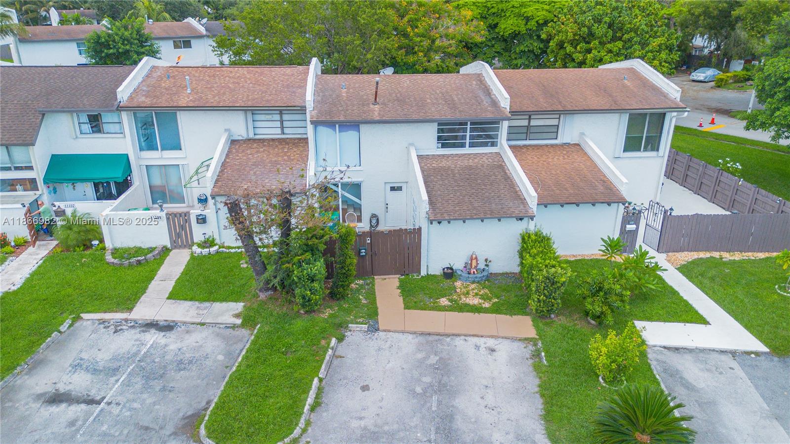 Welcome to this charming 3/2 townhome located in the desirable community of Snapper Creek! This home features a spacious floor plan, a large private patio and plenty of natural light, making it perfect for a comfortable living and entertaining.