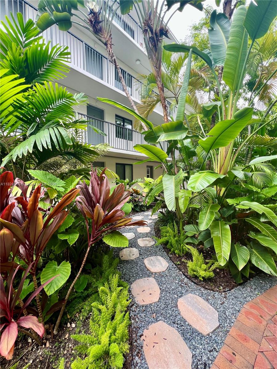 COURTYARDS OF THE GROVE - Residential