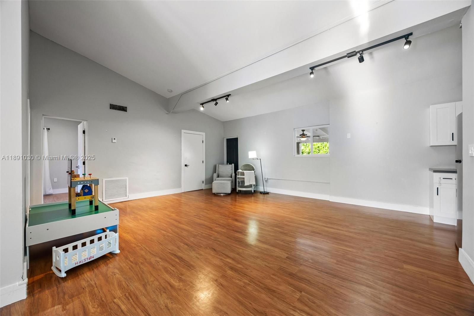 BRICKELLS ESTATES - Residential Lease