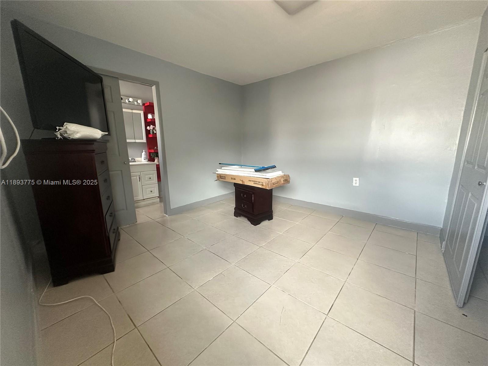 FOR RENT MONTH TO MONTH: Efficiency (Studio) with private entrance in the back of the main house with its own private backyard. Main house is occupied.
Water and Light included.
No pets. Move in with first month + 1 month security deposit. No dishwasher, and no washer and dryer.
Must have total income 2 1/2 times the monthly rent. NO eviction on record or criminal background.
$100 application fee. Quick approval. You can move in right the way after approval.