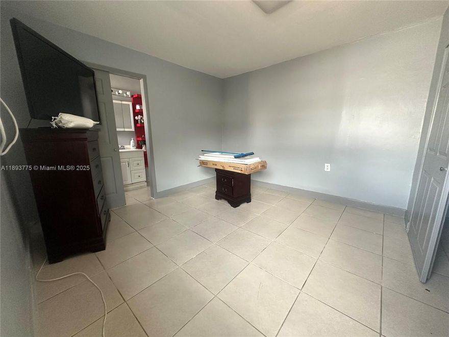 FOR RENT MONTH TO MONTH: Efficiency (Studio) with private entrance in the back of the main house with its own private backyard. Main house is occupied.
Water and Light included.
No pets. Move in with first month + 1 month security deposit. No dishwasher, and no washer and dryer. 

Must have total income 2 1/2 times the monthly rent. NO eviction on record or criminal background.
$100 application fee. Quick approval. You can move in right the way after approval.