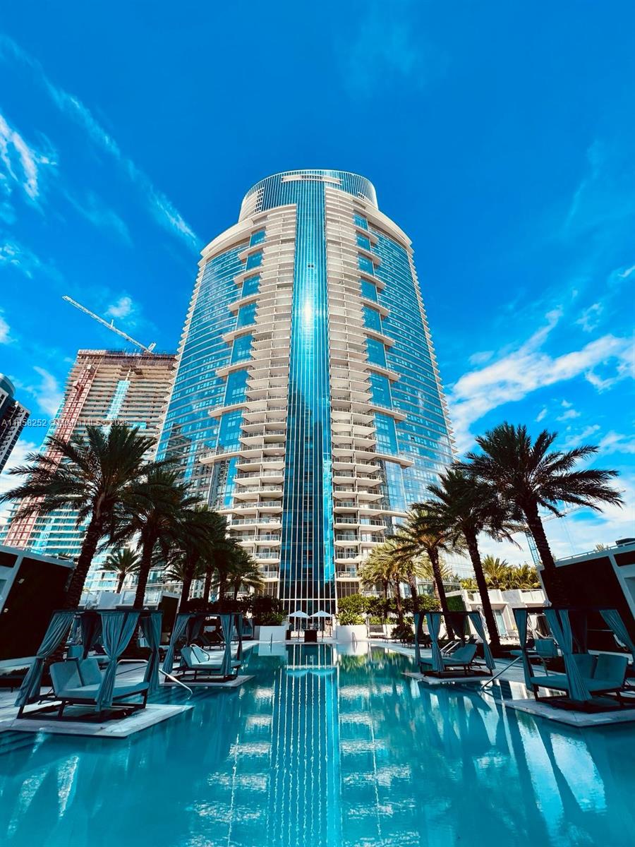 Step into the Paramount Miami World Center!!! Spectacular unit 1 bedroom + convertible den... Luxury building, with 10" foot ceilings, private elevator with foyer, European design kitchen, Rain showers, Spa tubs, full size laundry room. Amazing amenities to include, Yoga Studio, Boxing Studio, State of the Art Fitness Center, Business Center, Racquetball & Basketball half court, tennis, Spa, Salon, Kids Play room, Jam room with recording studio Resort infinity pool, BBQ kitchens, Dog Park, Food Essential Market.
