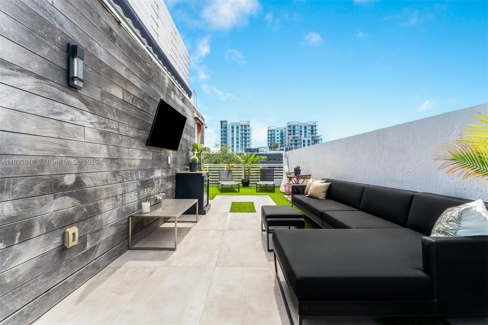 455 NE 39th St 105