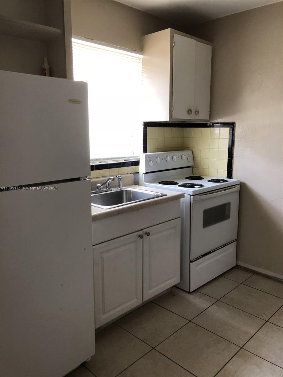 BROWARD MANOR OF HOLLYWOO - Residential Lease