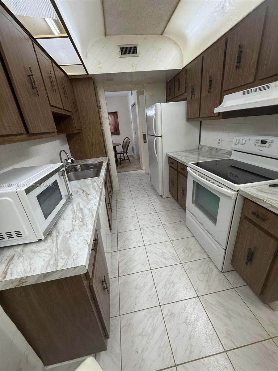 4200 Hillcrest Dr 206
