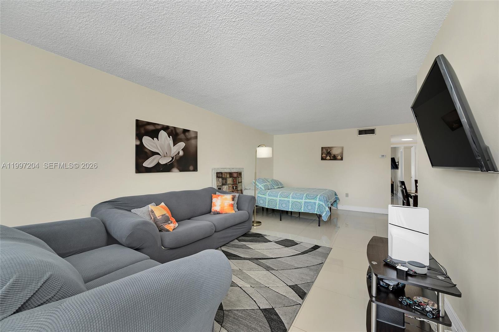CARLYLE PLAZA CONDO - Residential