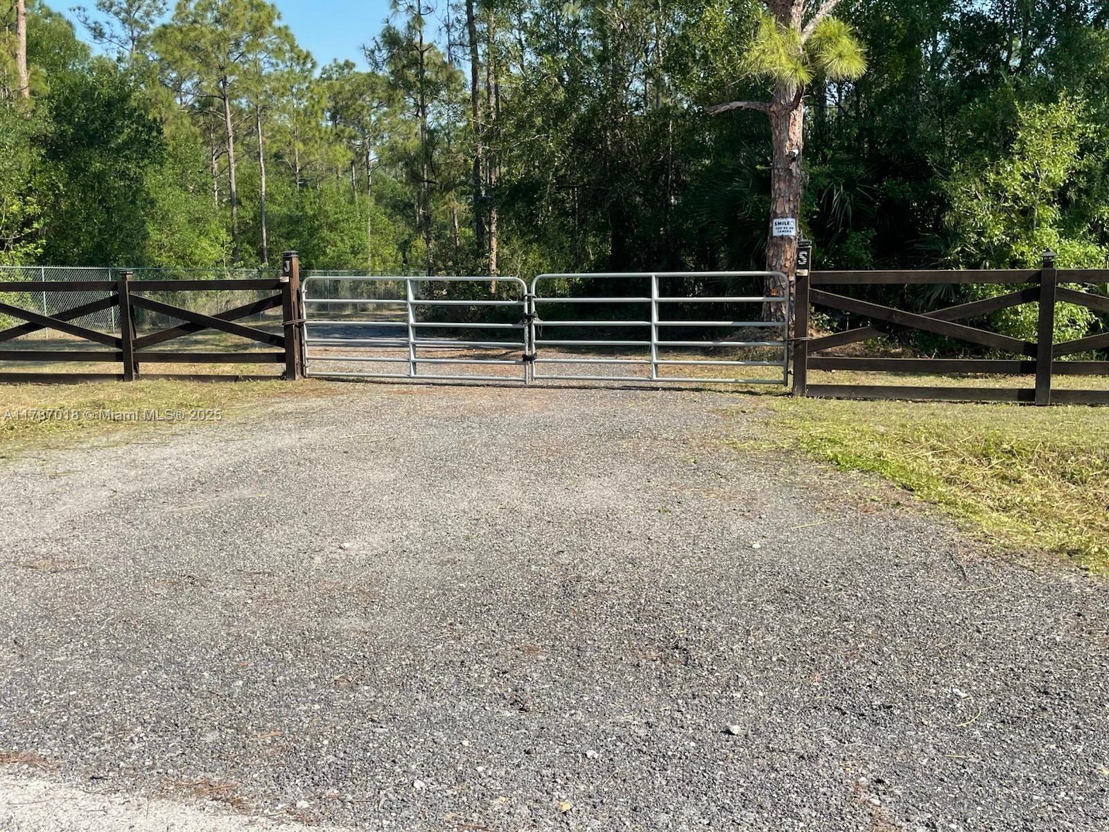 BEAUTIFUL CORNER LOT OF 1.2 ACRES, ALL FENCED AND WELL-MAINTAINED PROPERTY IN MONTURA RANCH ESTATES.
HENDRY COUNTY, FLORIDA. WHERE YOU CAN BUILD YOUR HOUSE. AND HAVE YOU DOGS, CATS, CHICKENTS AND ALSO A HORSES. CLOSE TO STORES. AND BY TO STATE ROAD 80 AND THE 27 , YOU CAN GIVE A CALL ANYTIME FOR INFORMATION. THAKS