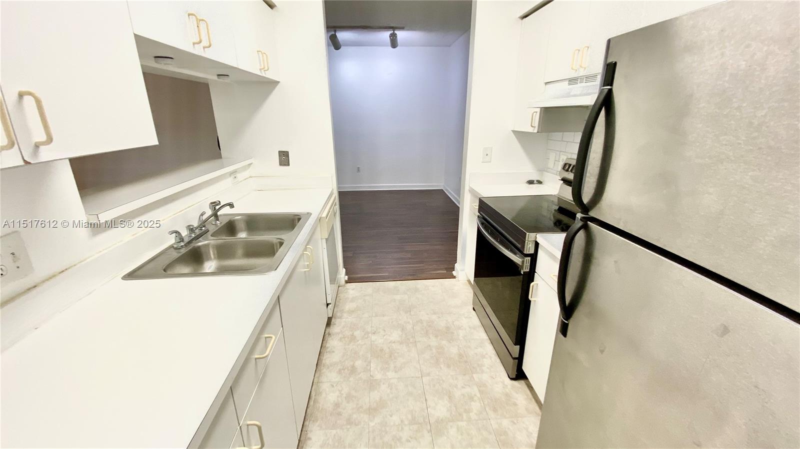 THE YACHT CLUB AT AVENTURA - Residential