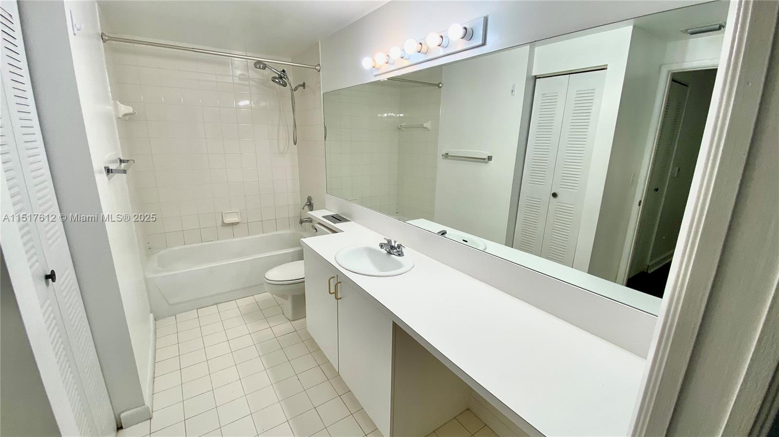 THE YACHT CLUB AT AVENTURA - Residential