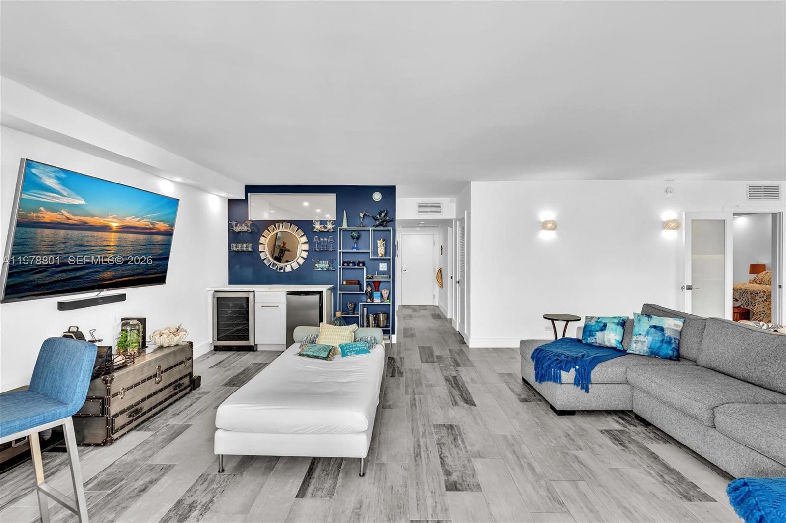 2301 Collins Ave 1041/42