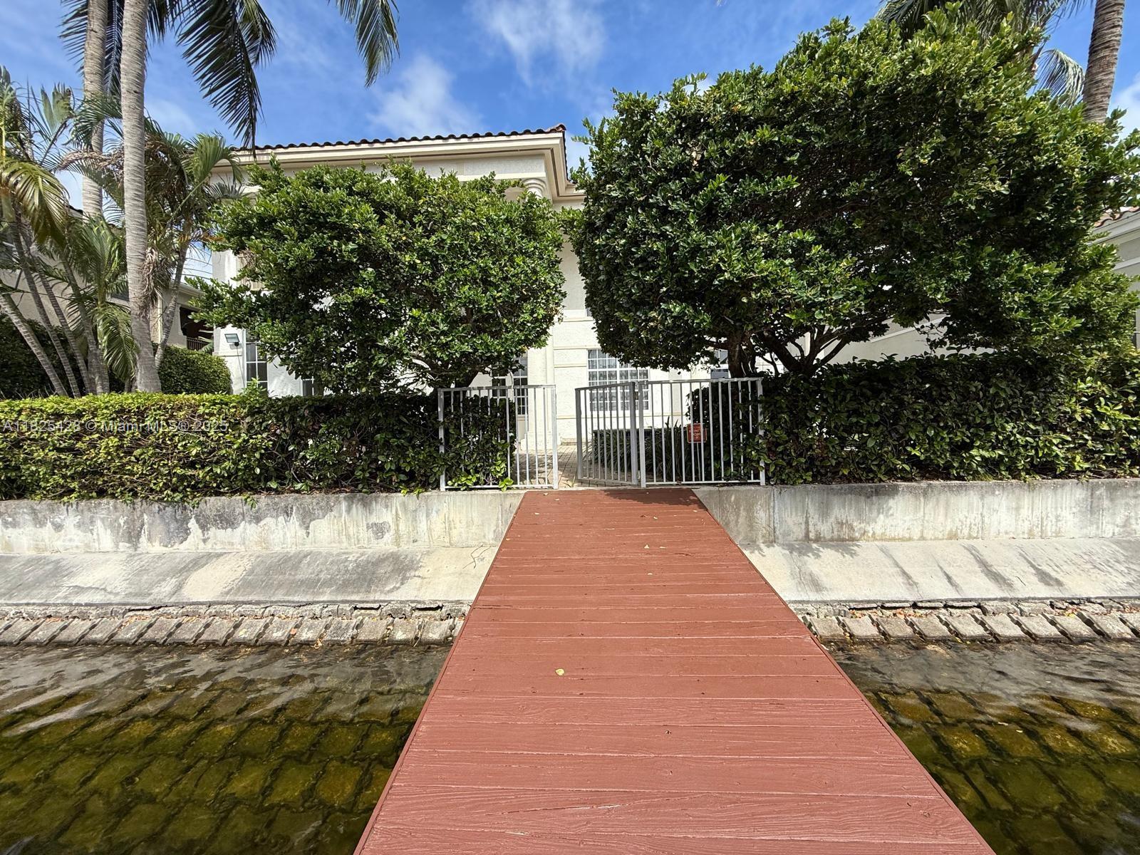 996 Sanibel Dr