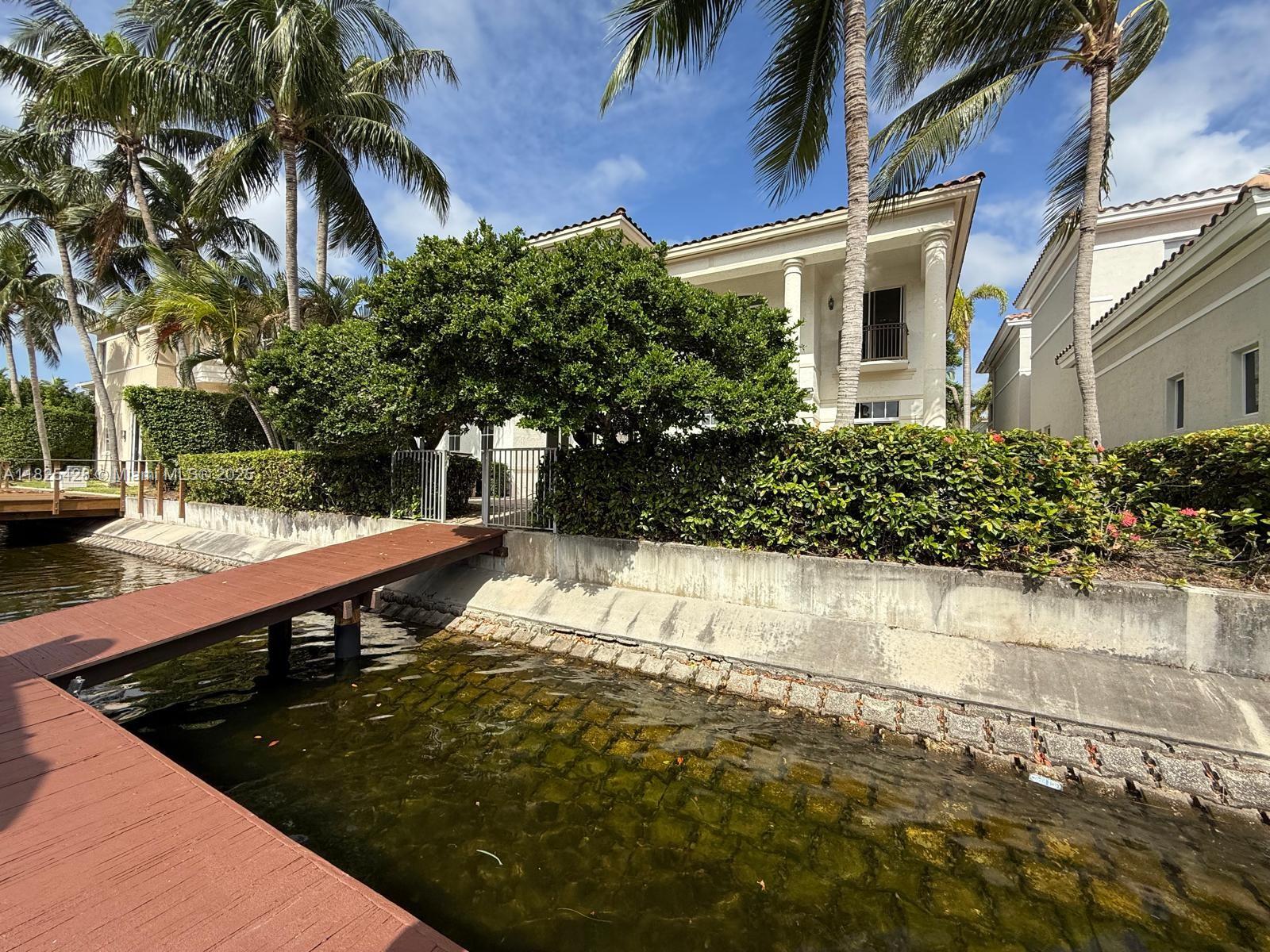 996 Sanibel Dr