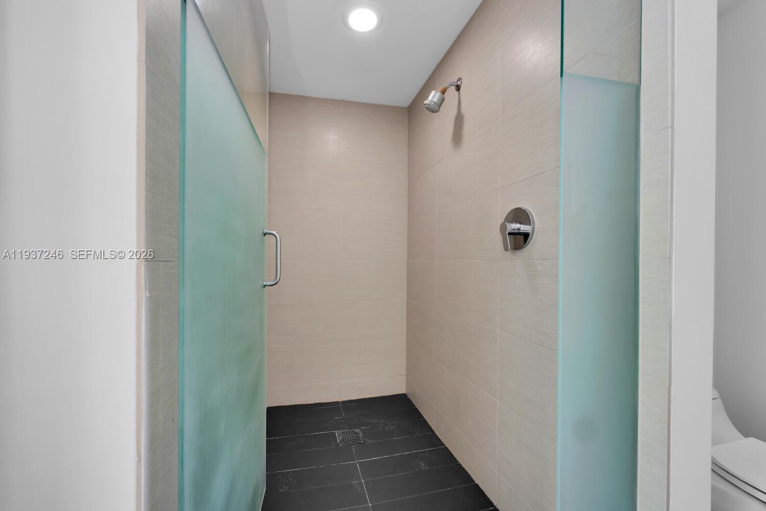 MINT CONDO - Residential