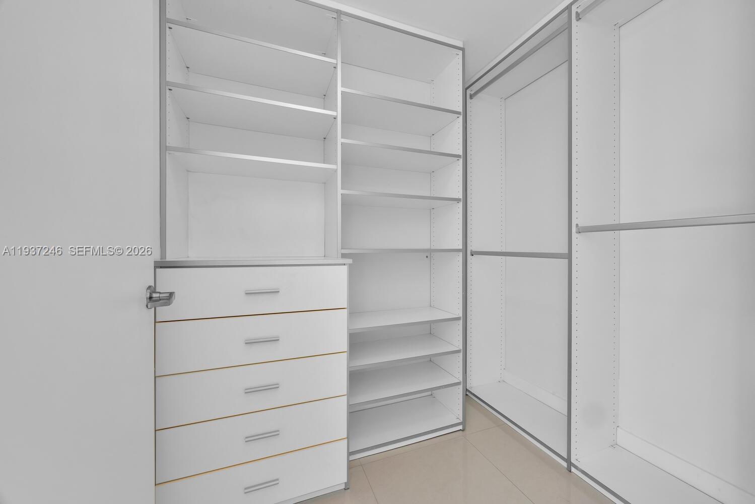 MINT CONDO - Residential