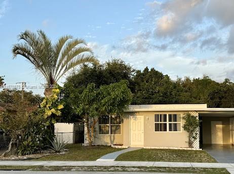 BEAUTIFUL AND SPACIOUS SINGLE FAMILY HOME IN HOLLYWOOD. THIS HOME HAS A LARGE YARD, CARPORT, BEAUTIFUL TILE FLOORING AND NO HOA. CALL AGENT TODAY FOR MORE INFO.