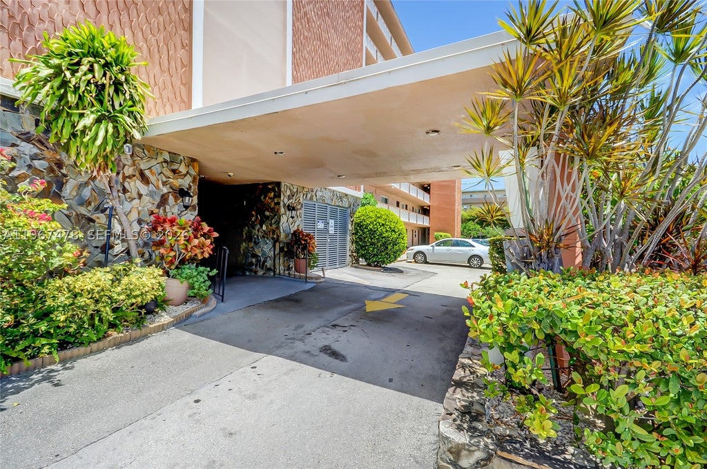 Photo of 301 NE 14th Ave #702, Hallandale Beach, FL 33009 (MLS # A11967478)