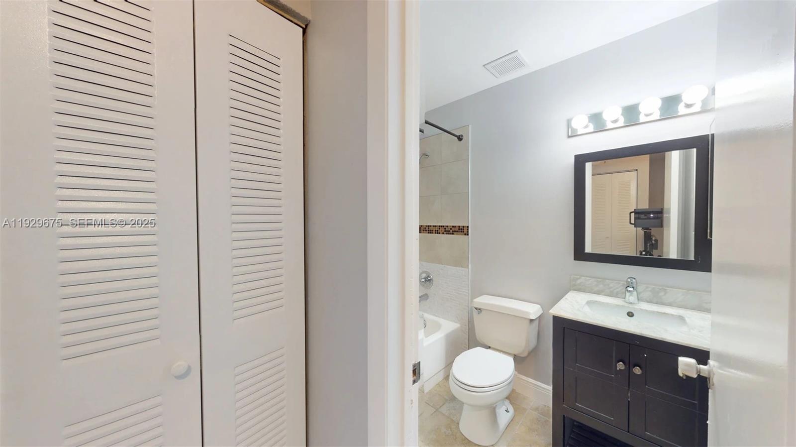 FLAMINGO GARDENS - Residential Lease