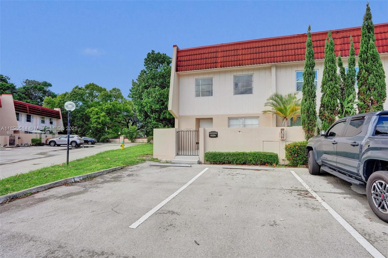 MANORS TOWNHOUSE 8-9 COND - Residential