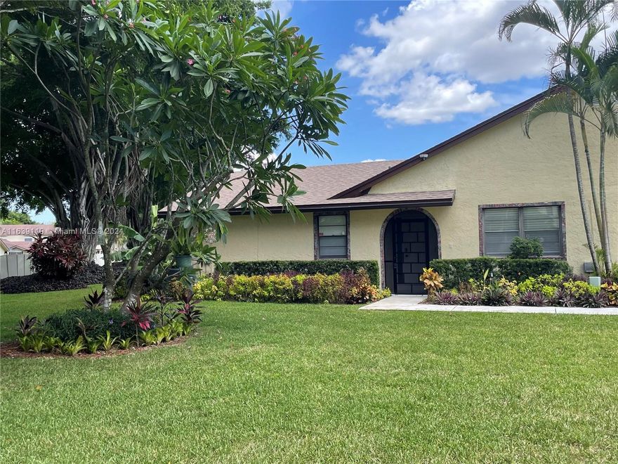 Very spacious 2/2 corner villa with huge screen patio facing garden and trees. Stainless steel appliances and new dishwasher, updated guest bathroom, separate laundry room. Vaulted ceiling, large master bedroom with giant walk-in closet. Newer roof, water heater and AC outdoor unit. Carport parking and extra storage. Nice community with clubhouse, pool, tennis and path around