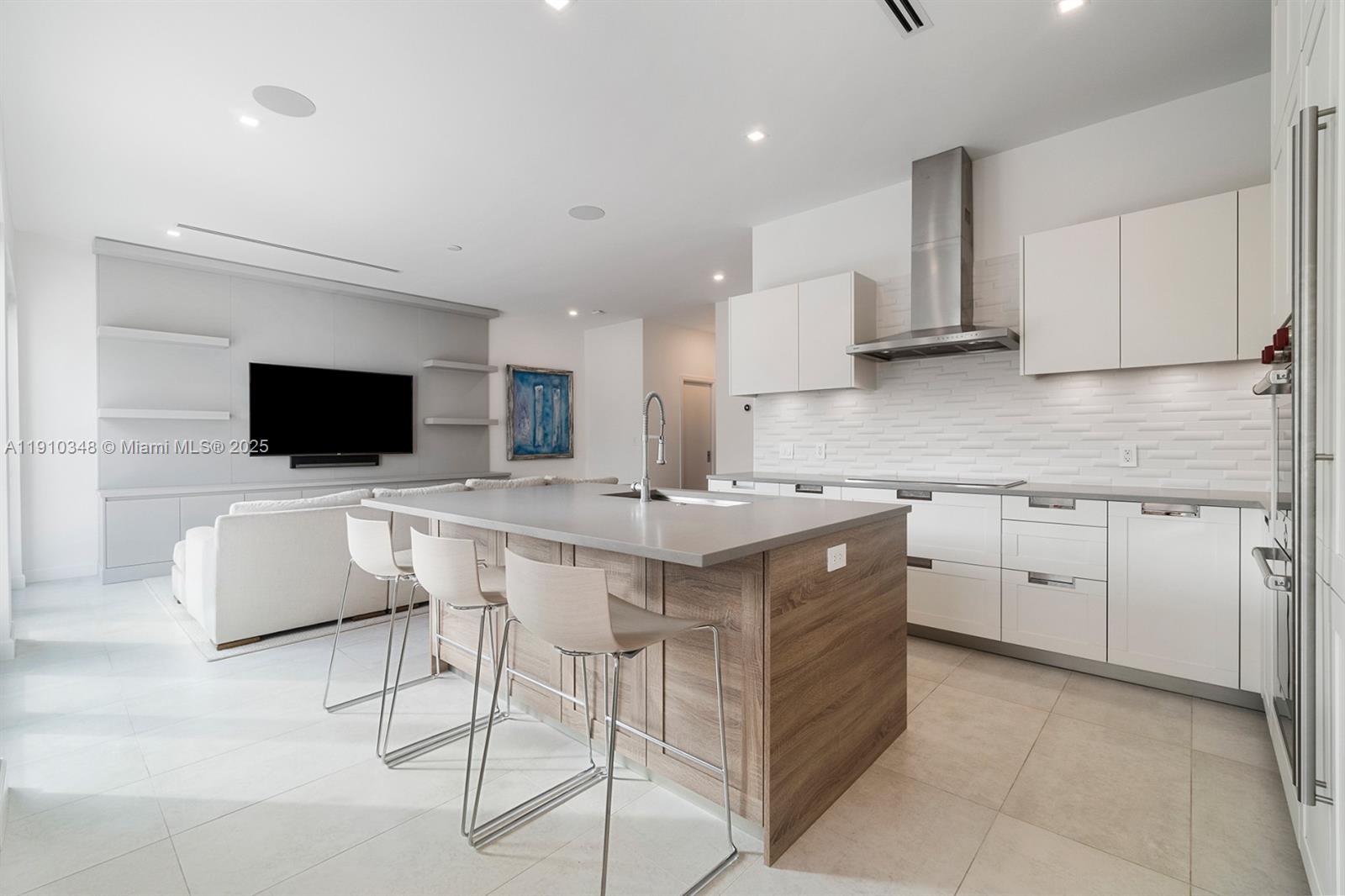 AVENTURA ESTATES - Residential