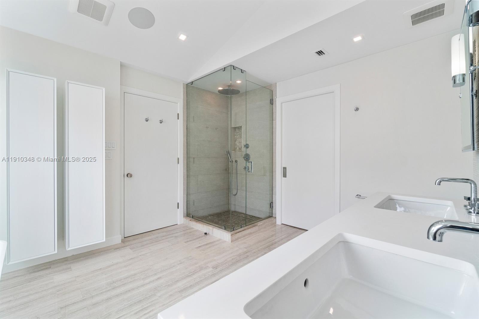 AVENTURA ESTATES - Residential