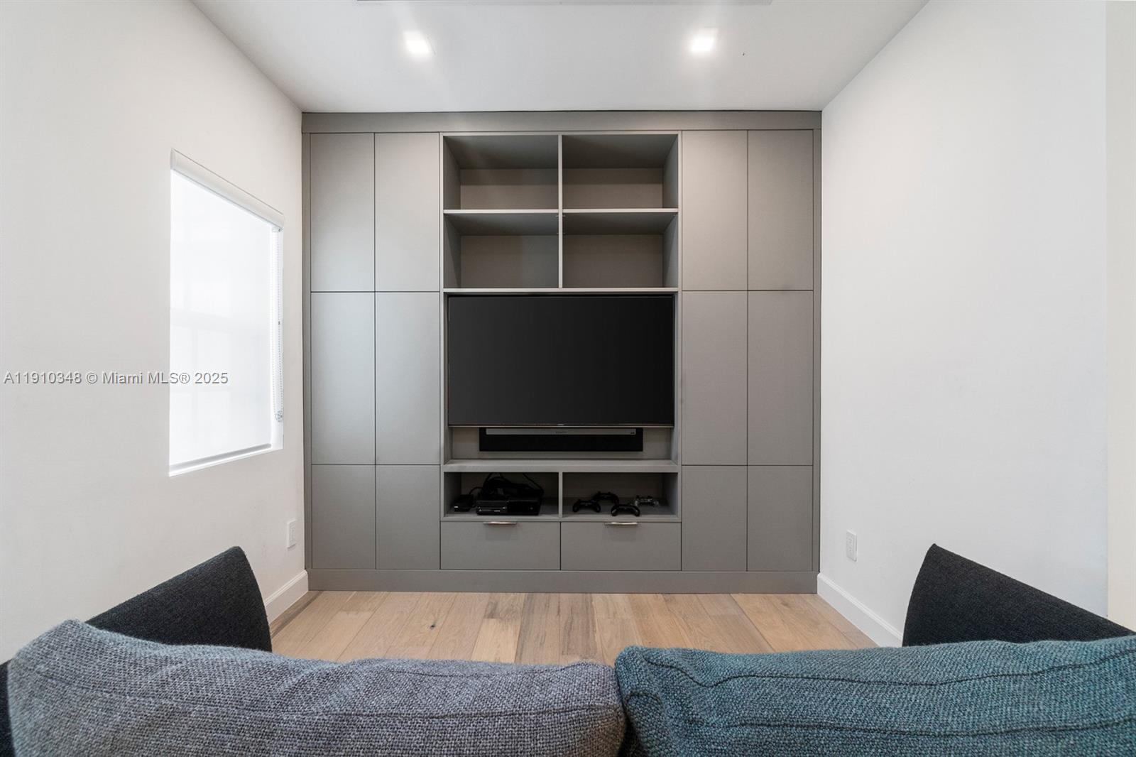 AVENTURA ESTATES - Residential