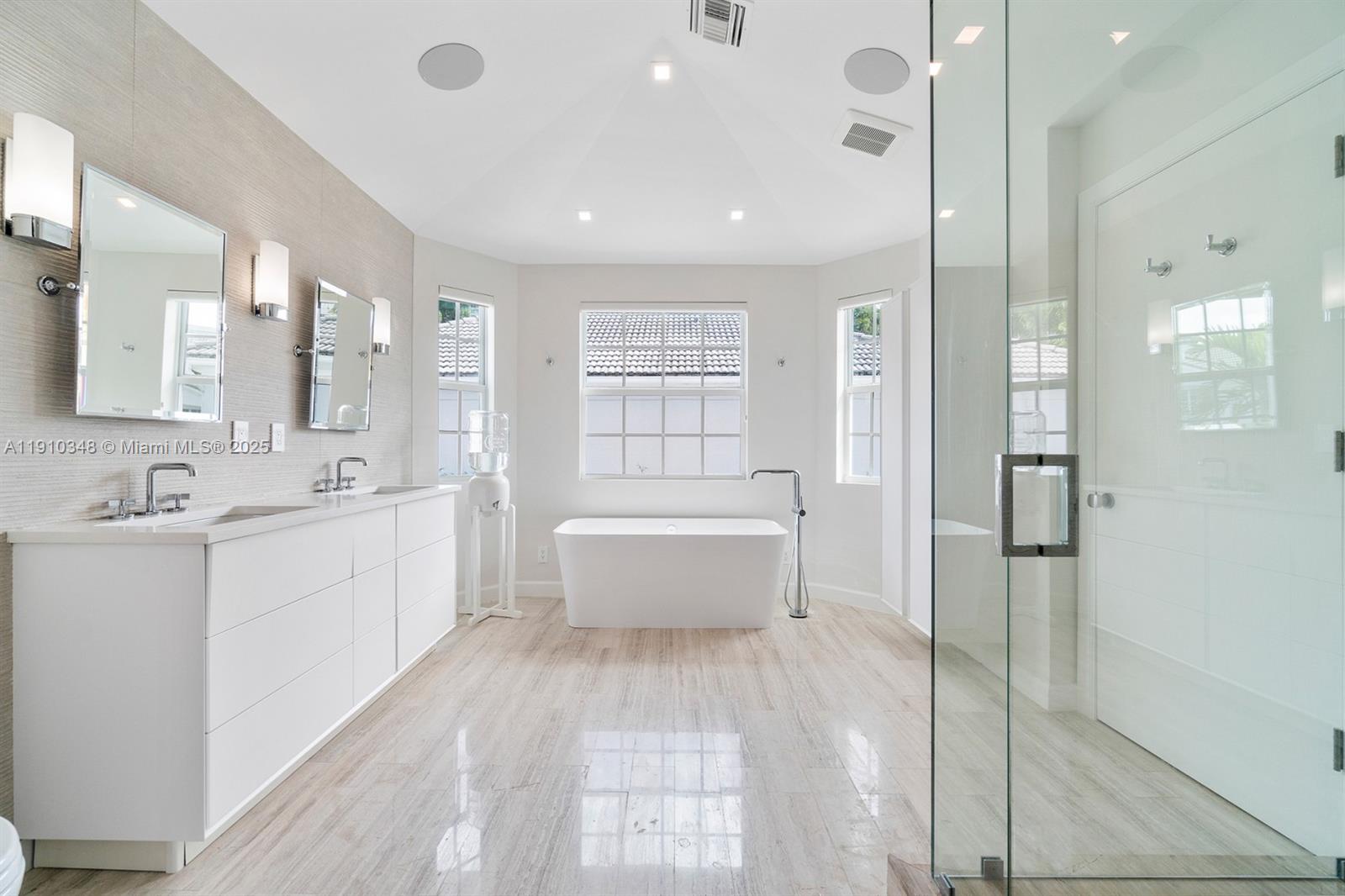 AVENTURA ESTATES - Residential