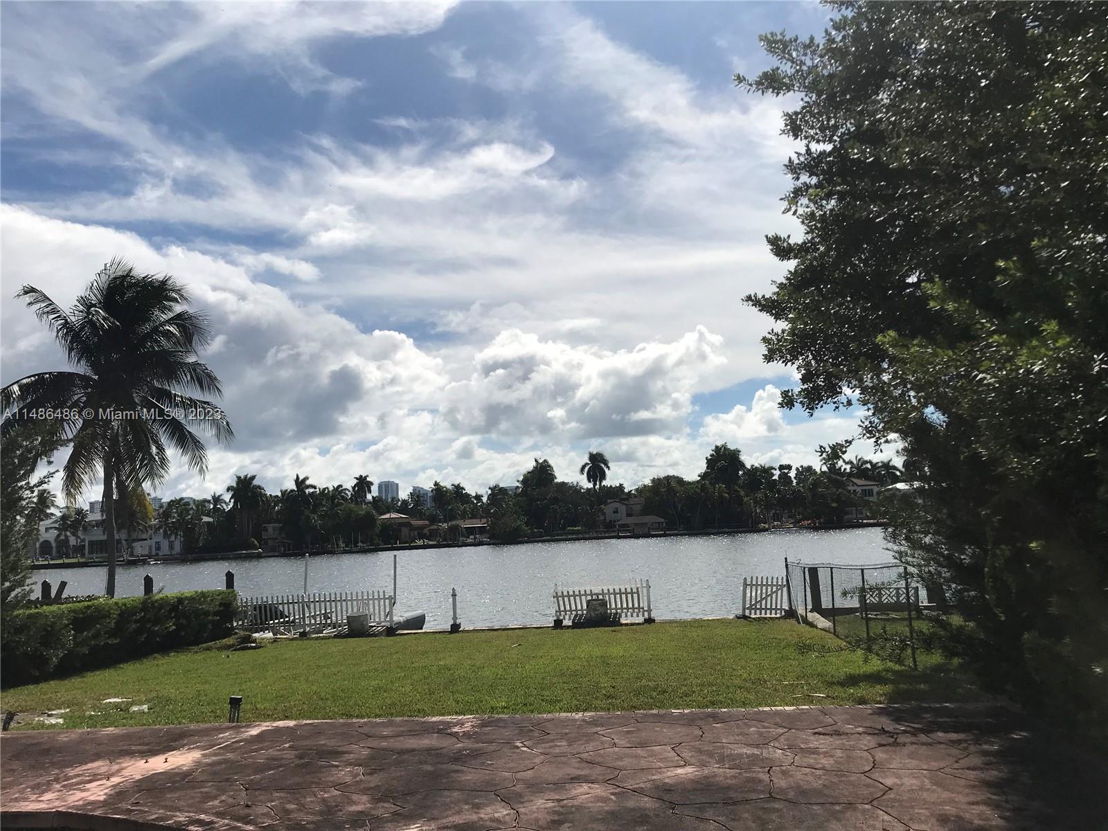 HOLLYWOOD LAKES SECTION - Residential