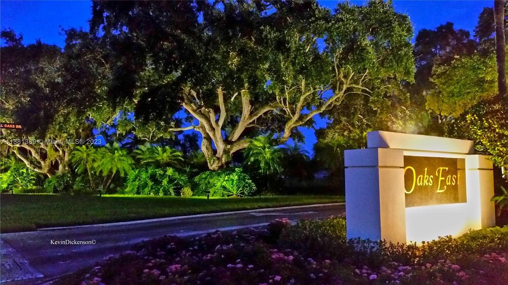 Photo of 174 E Tall Oaks Cir, Palm Beach Gardens, FL 33410 (MLS # A11381389)