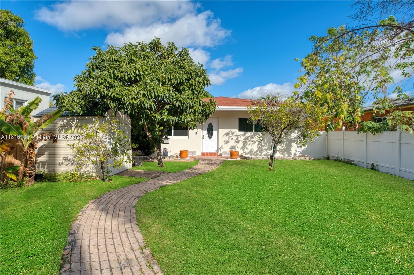 735 Ne 38th St, Oakland Park, Miami-Dade County, Florida - 3 Bedrooms  
2 Bathrooms - 