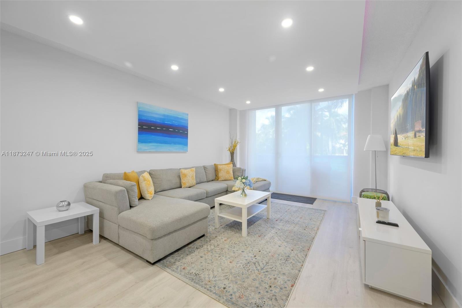 Spectacular newly remodeled 1 bedroom + DEN +1 bathroom, Oder fully furnished Seasonal rental. aprtment,kitchen fully stoked & beach essentials included 1 parking spot,water,cable,internet cable. Amenities include pool,gym,tennis courts,play area,mini market,cafe,hair salon etc.
FOR SHORT TERM ONLY (MAX 3 MONTS).