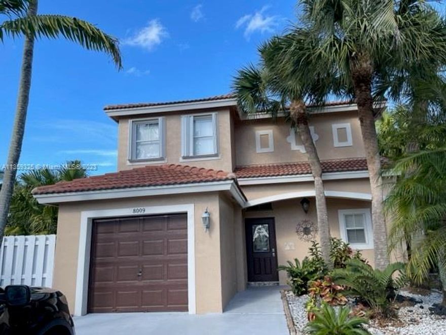 NICE HOME WITH WATER AND GREENARY VIEW AT THE BACK WITH SCREEN PORCH . GOOD CONDITIONS . GATED COMMUNITY  AND CONVENIENT LOCATION .  ON CUL DE SAC  !