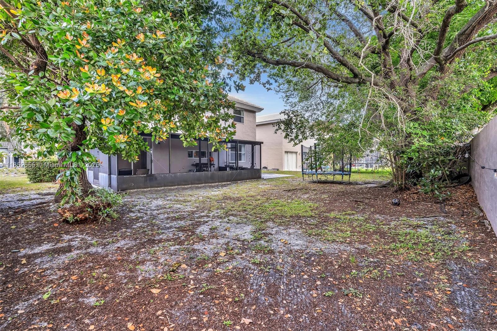 EMBASSY LAKES - Residential