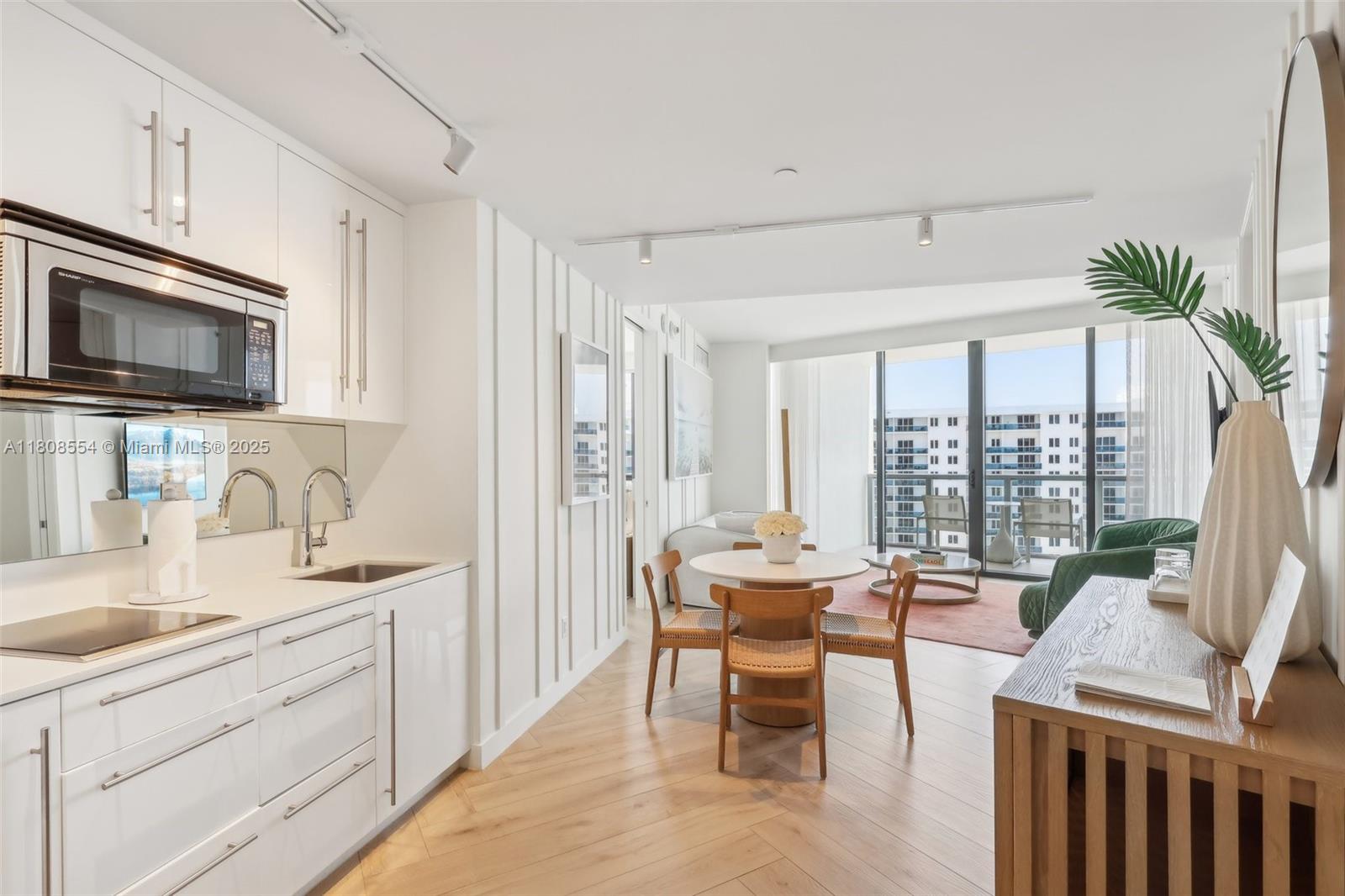 2201 Collins Ave 1511