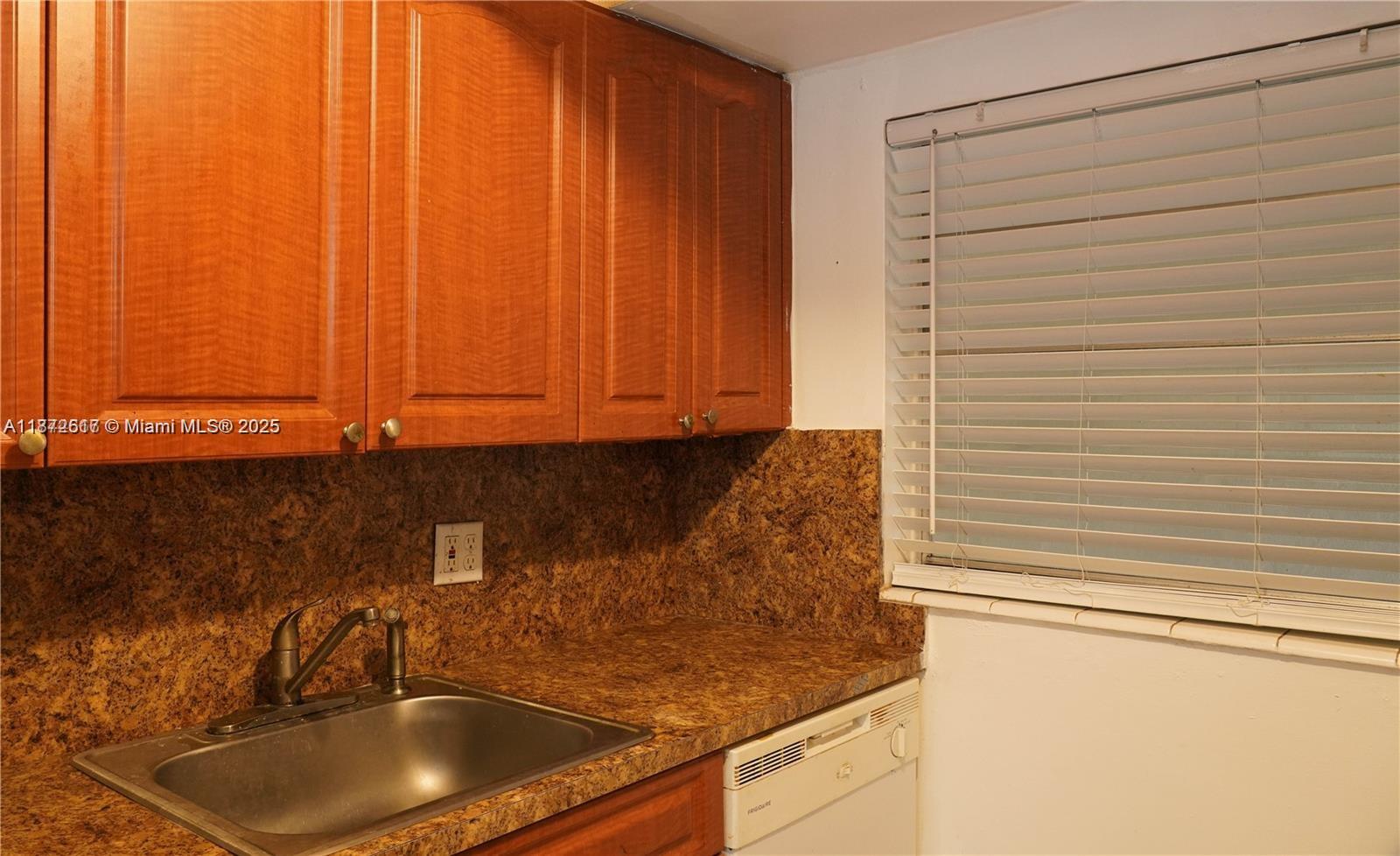 SUTTON HOUSE CONDO - Residential