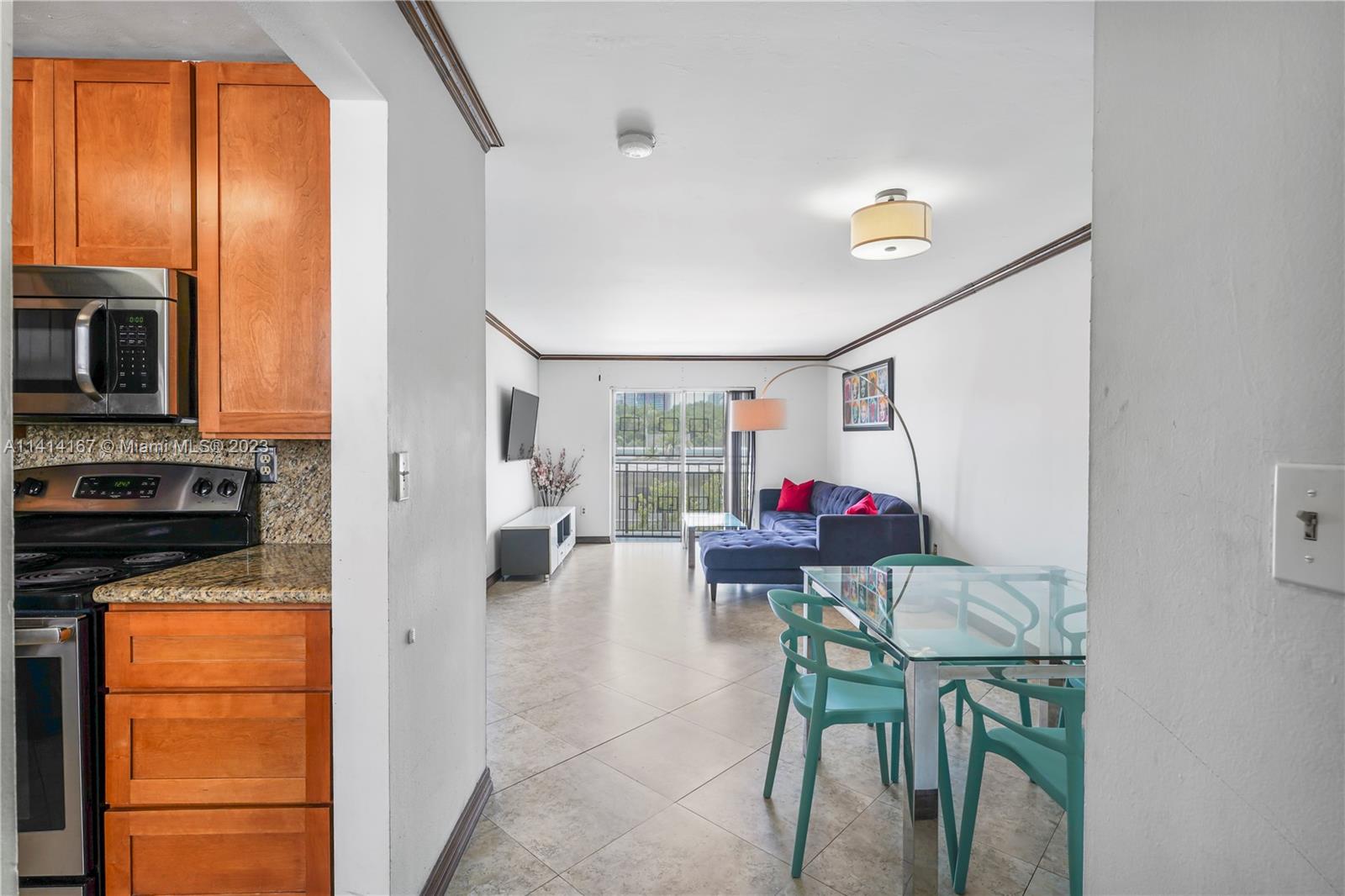 Introducing a cozy one-bedroom, one-and-a-half-bath apartment located in Miami Beach, just minutes away from the ocean and the vibrant Lincoln Road Mall with plenty of shops and restaurants to enjoy. This bright apartment also has a huge walk in closet and allows pets.
-Furnished per attached photos and is available right away!-