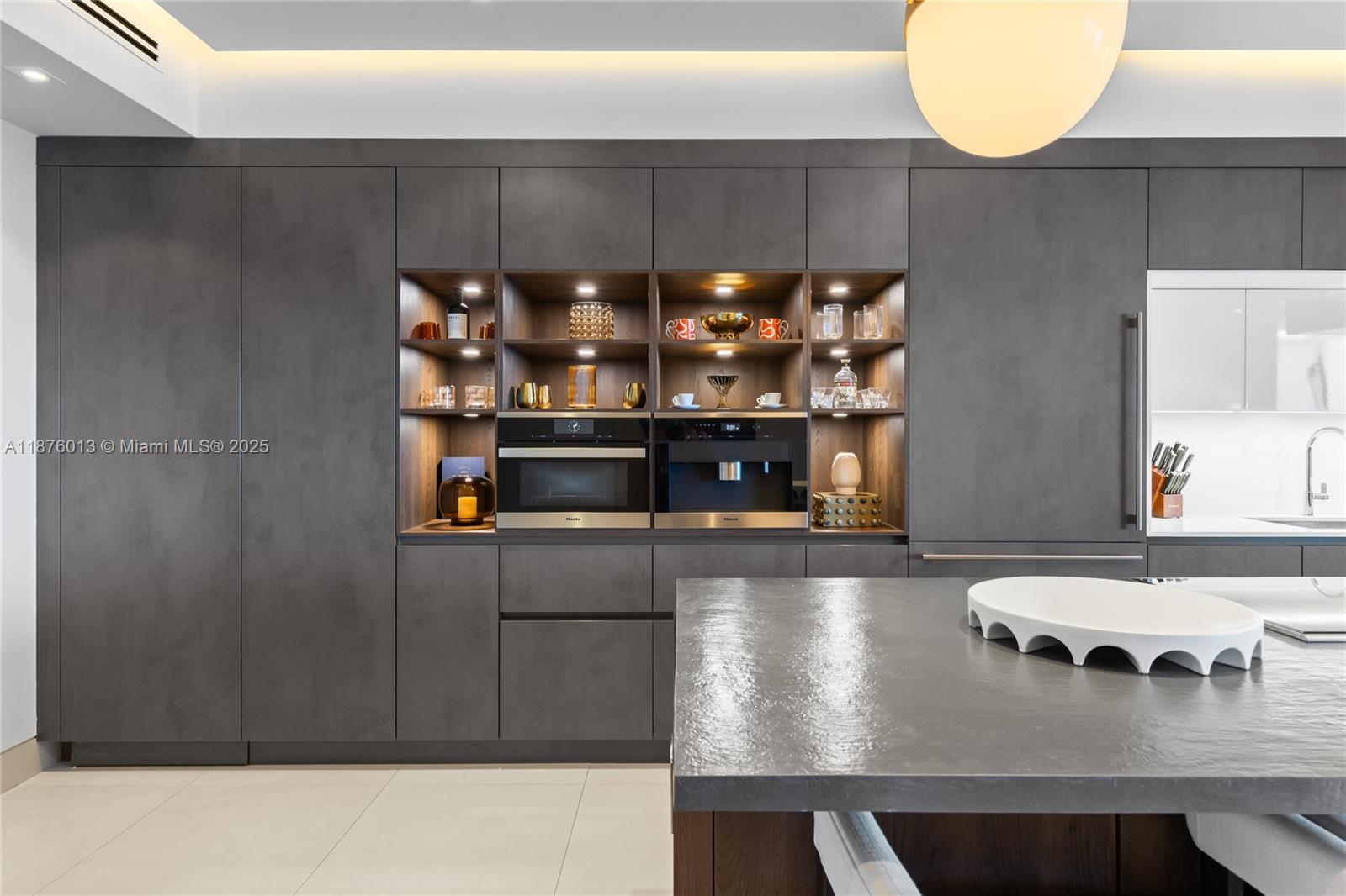 CONTINUUM ON SOUTH BEACH - Residential