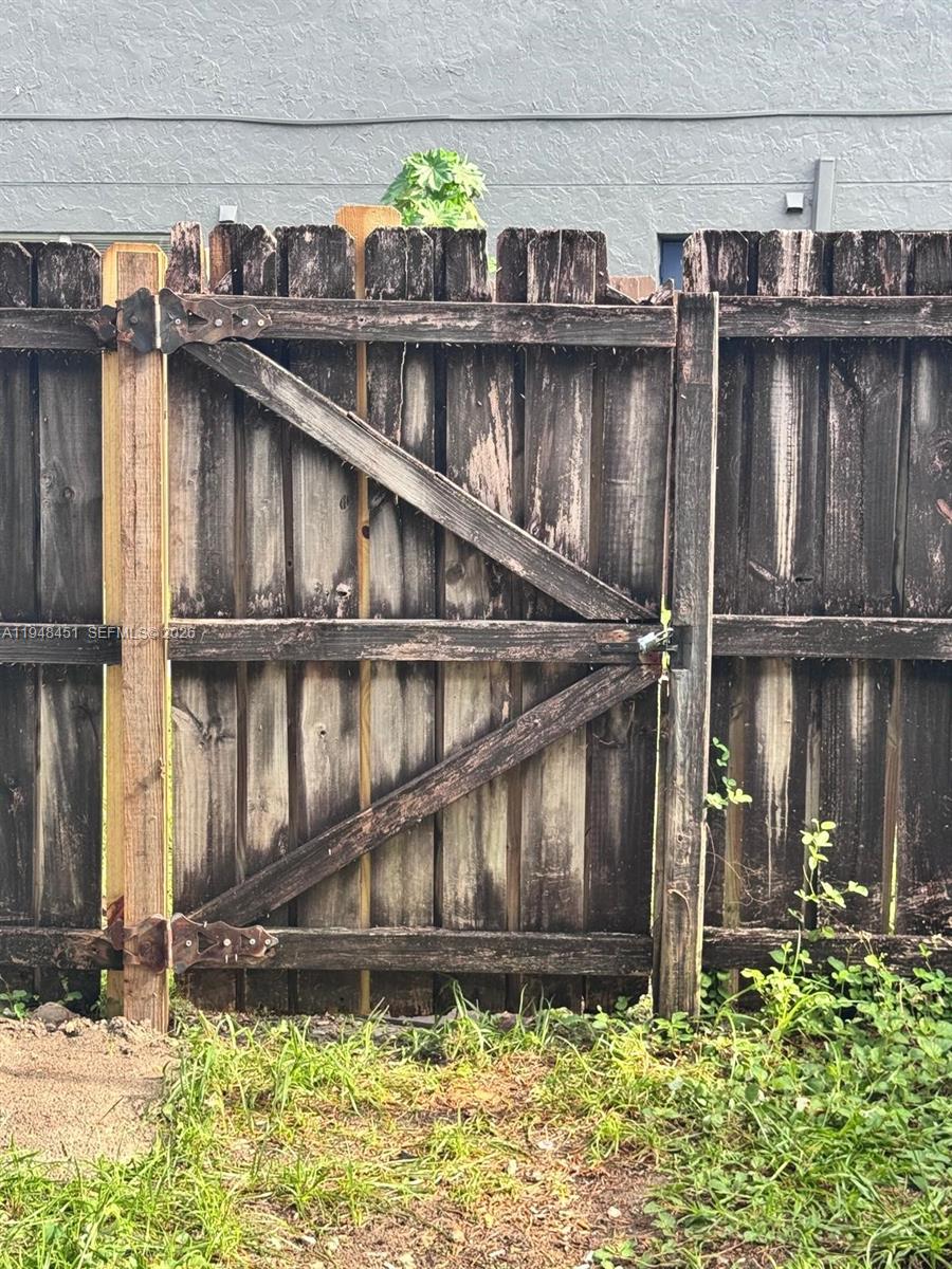 TOWNHOUSES OF PLANTATION - Residential