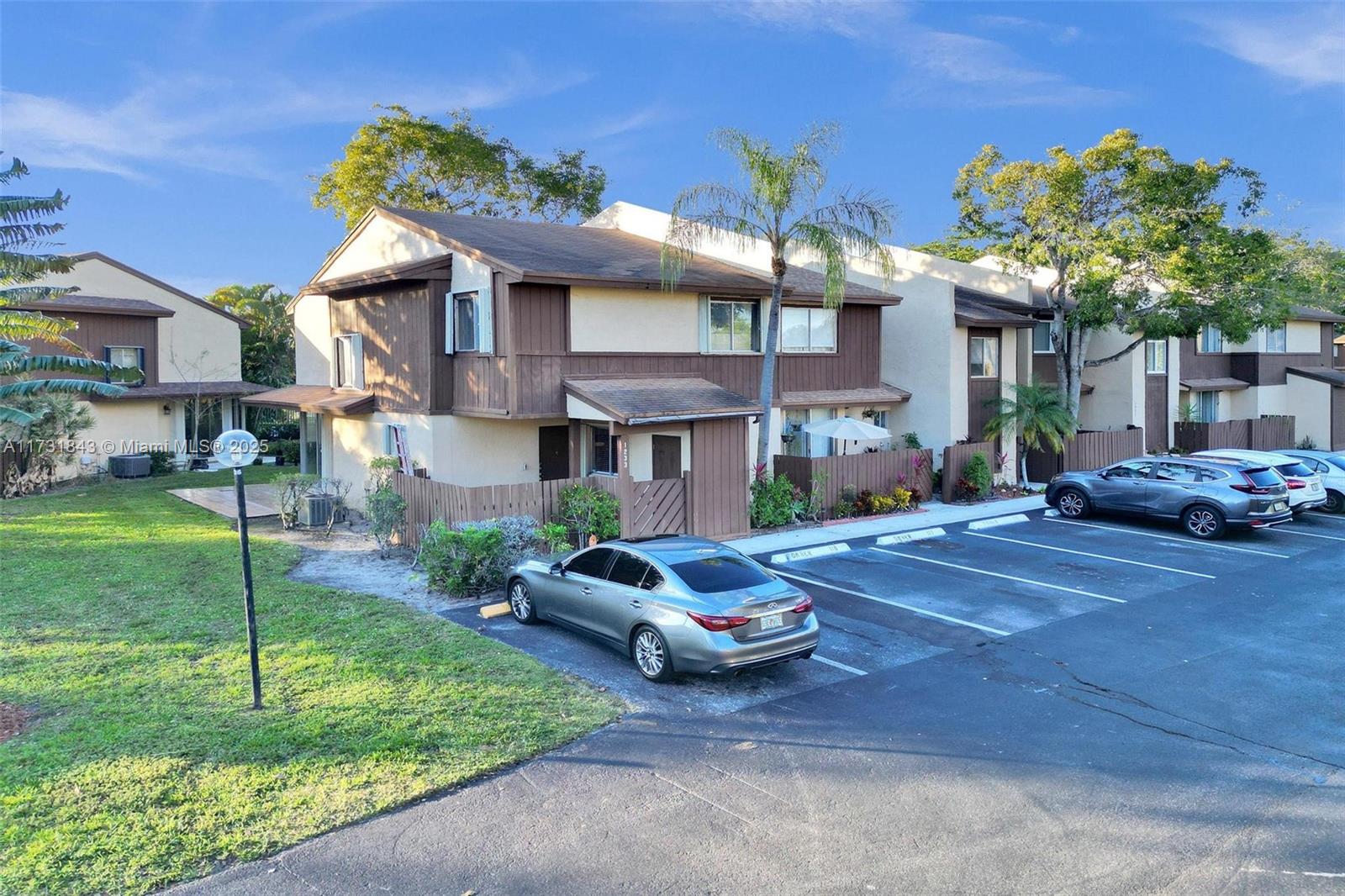 HAMPTONS OF NORTH LAUDERD - Residential