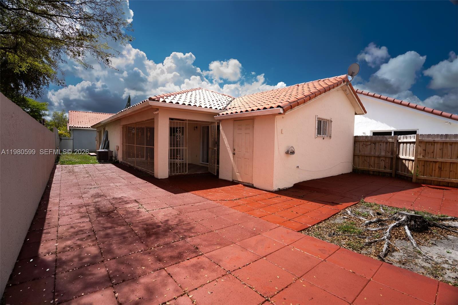 LES CHALETS AT INTL GARDE - Residential Lease