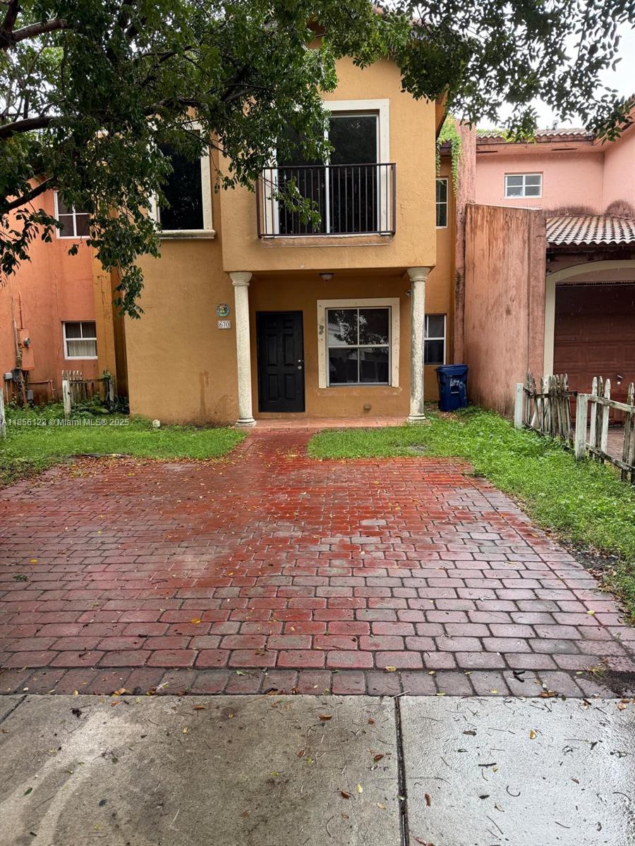 Spectacular townhouse in Florida City with 3 bedrooms, 2 and 1/2 Bathrooms, central ac, washer and dryer connection, fenced backyard and parking. Section 8 is welcome.